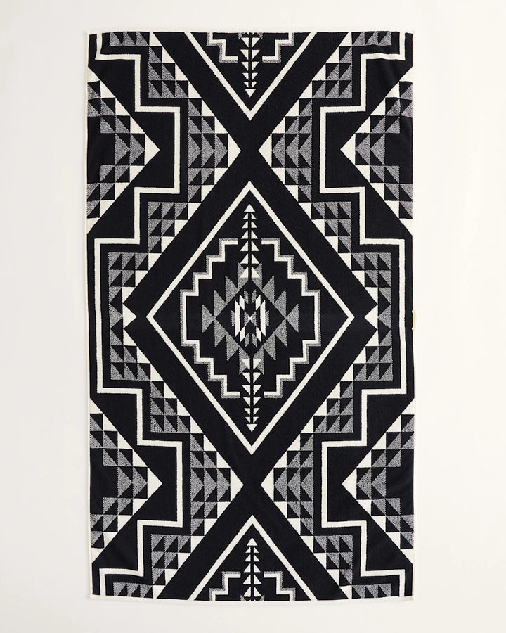 Cotton jacquard towel in a black/white pattern 